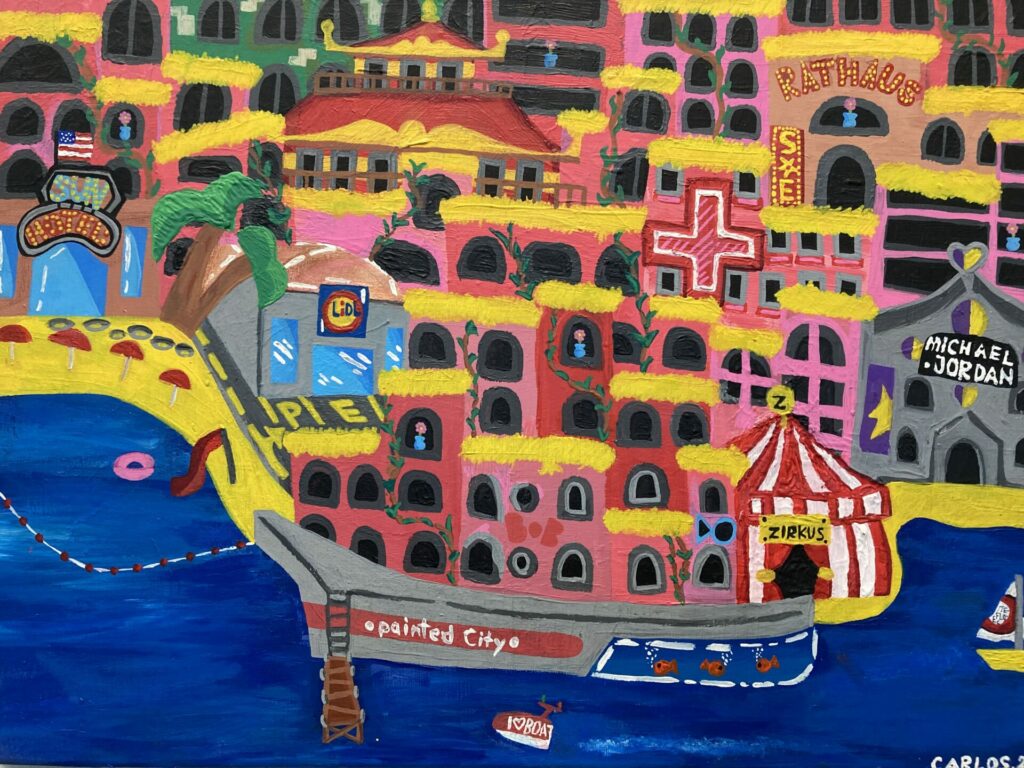 Farbenfrohe, surreale Stadtlandschaft mit skurriler Architektur. Mit Sehenswürdigkeiten wie einem Zirkuszelt, einem Michael-Jordan-Schild und roten Kreuzen. Im Vordergrund schwimmt ein großes Boot namens „Painted City“ auf blauem Wasser.