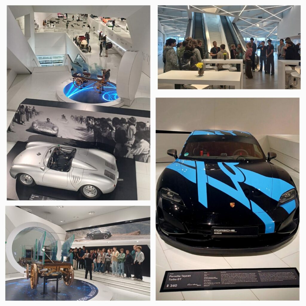 Eine Collage aus Bildern eines Automuseums mit Oldtimern, einem modernen Elektrosportwagen, Besuchern, die Exponate erkunden, und einer Ausstellung historischer Automobil-Erinnerungsstücke. Die Szene ist voller Menschen und zeigt die Entwicklung des Fahrzeugdesigns.
