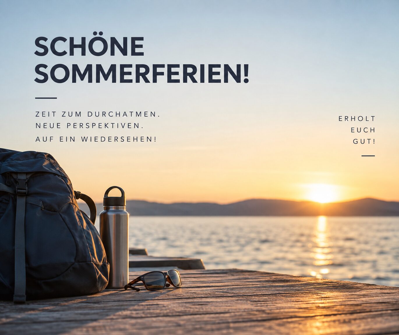 Ein Rucksack, eine Wasserflasche und eine Sonnenbrille liegen bei Sonnenuntergang auf einem Holzsteg an einem See. Der deutsche Text wünscht schöne Sommerferien und regt dazu an, sich zu entspannen und neue Perspektiven zu gewinnen.